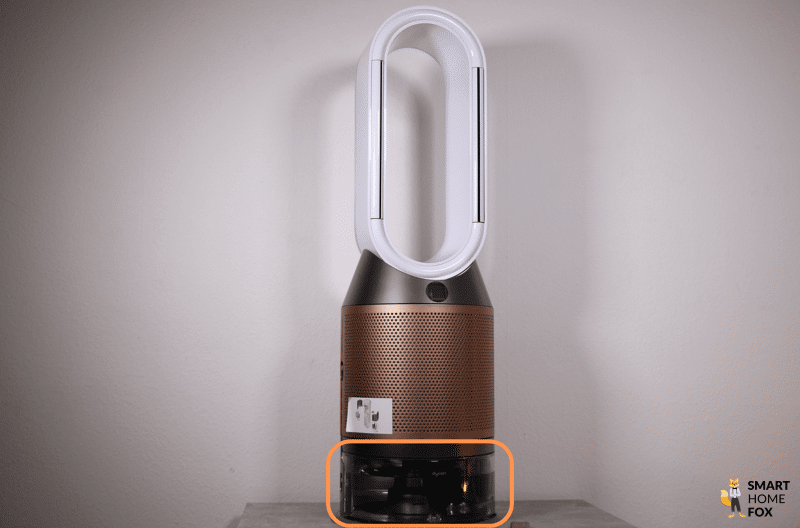 Der Dyson Purifier Himidify+Cool Formaldehyde PH04 Luftkühler, Luftreiniger und Ventilator steht im Test auf einem Tisch und der Wassertank ist markiert.